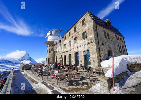 Terrasse extérieure du restaurant du Kulmhotel situé au sommet du Gornergrat face au Cervin dans les Alpes Pennines, canton du Valais Banque D'Images