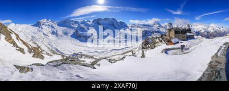 Vue panoramique sur le glacier Gorner (Grenzgletscher) ainsi que de nombreux sommets de la chaîne de montagnes Monte Rosa, vu du Gornergrat face au Banque D'Images