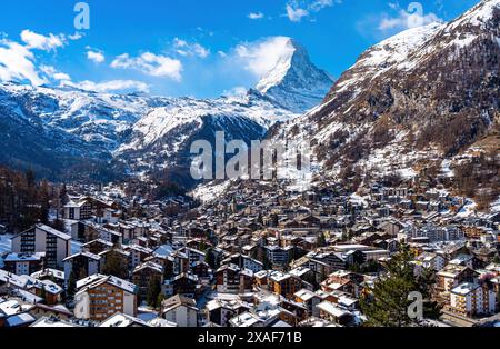 Vue aérienne du village de Zermatt dominé par le sommet du Cervin dans les Alpes suisses en hiver - paysage idyllique entouré de chalets en bois Banque D'Images