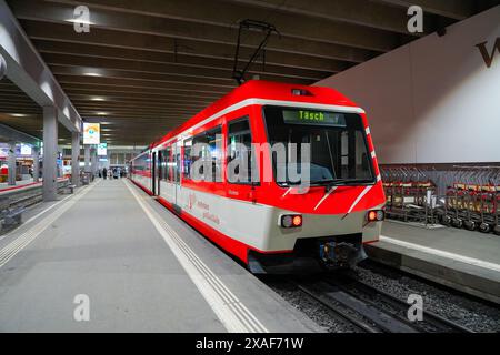 Locomotive de la navette Zermatt du Matterhorn Gotthard Bahn (MGB) de Täsch à Zermatt dans les Alpes suisses, canton du Valais, Suisse Banque D'Images