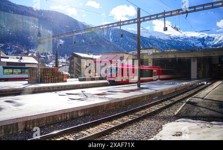 Navette de Täsch à la station balnéaire sans voiture de Zermatt dans les Alpes suisses - Matterhorn Gotthard Bahn (MGB) train rouge et blanc dans le canton de Val Banque D'Images