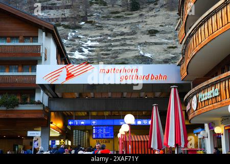 Navette de Täsch à la station balnéaire sans voiture de Zermatt dans les Alpes suisses - Matterhorn Gotthard Bahn (MGB) train rouge et blanc dans le canton de Val Banque D'Images