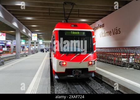 Locomotive de la navette Zermatt du Matterhorn Gotthard Bahn (MGB) de Täsch à Zermatt dans les Alpes suisses, canton du Valais, Suisse Banque D'Images