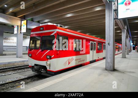 Locomotive de la navette Zermatt du Matterhorn Gotthard Bahn (MGB) de Täsch à Zermatt dans les Alpes suisses, canton du Valais, Suisse Banque D'Images