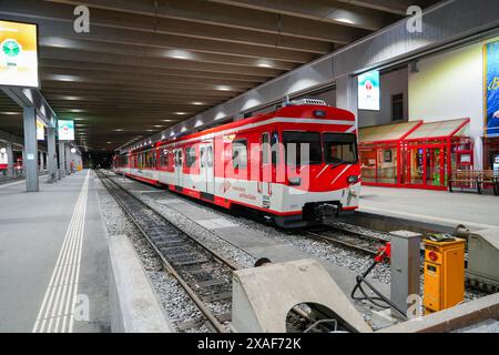 Locomotive de la navette Zermatt du Matterhorn Gotthard Bahn (MGB) de Täsch à Zermatt dans les Alpes suisses, canton du Valais, Suisse Banque D'Images