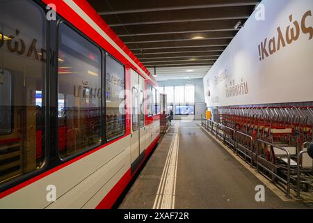 Quai de la navette de Täsch à Zermatt dans les Alpes suisses - Matterhorn Gotthard Bahn (MGB) dans le canton du Valais en Suisse Banque D'Images