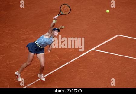 Paris, France. 06 juin 2024. Mirra Andreeva, de Russie, joue contre Jasmine Paolini, d’Italie, lors de son match de demi-finale à l’Open de France de Tennis à Roland Garros, à Paris, en France, le jeudi 6 juin 2024. Paolini a gagné 6-3, 6-1 et s'est qualifié pour la finale. Photo de Maya Vidon-White/UPI crédit : UPI/Alamy Live News Banque D'Images