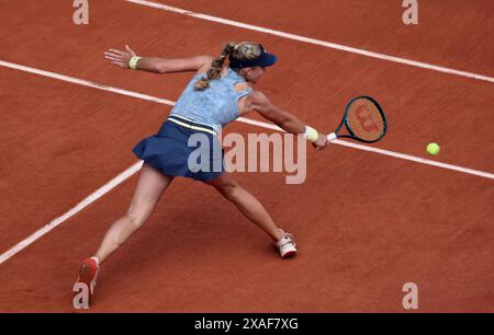 Paris, France. 06 juin 2024. Mirra Andreeva, de Russie, joue contre Jasmine Paolini, d’Italie, lors de son match de demi-finale à l’Open de France de Tennis à Roland Garros, à Paris, en France, le jeudi 6 juin 2024. Paolini a gagné 6-3, 6-1 et s'est qualifié pour la finale. Photo de Maya Vidon-White/UPI crédit : UPI/Alamy Live News Banque D'Images