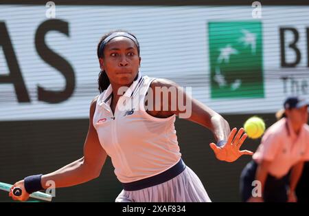 Paris, France. 06 juin 2024. Coco Gauff, des États-Unis, joue contre IgA Swiatek, de Pologne, lors de son match de demi-finale à l’Open de France de Tennis à Roland Garros, à Paris, en France, le jeudi 6 juin 2024. Swiatek a gagné 6-2, 6-4 et s'est qualifié pour la finale. Photo de Maya Vidon-White/UPI crédit : UPI/Alamy Live News Banque D'Images