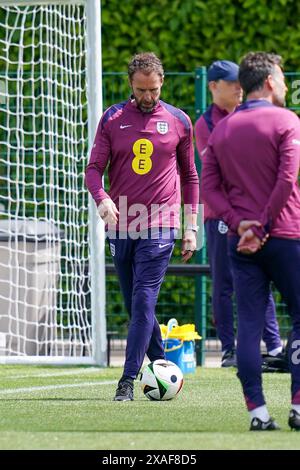 Enfield, Royaume-Uni. 06 juin 2024. Le manager de l'Angleterre Gareth Southgate sur le ballon lors de la session d'entraînement de l'Angleterre avant l'équipe amicale internationale contre l'Islande au terrain d'entraînement de Tottenham Hotspur, Enfield, Angleterre, Royaume-Uni le 6 juin 2024 crédit : Every second Media/Alamy Live News Banque D'Images