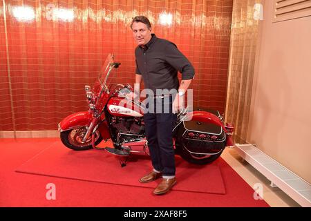 PHOTOCALL LE BIKERIDERS REGISSEUR JEFF NICHOLS ANKUNFT ZUM TAPIS ROUGE PHOTOCALL ANLÄSSLICH DES PROJECTIONS SPÉCIALES VON THE BIKERIDERS IM KINO Delphi à Berlin AM 06.06.2024 *** photocall LE directeur de BIKERIDERS JEFF NICHOLS arrive à la PHOTOCALL TAPIS ROUGE sur le occasion de la PROJECTION SPÉCIALE DES BIKERIDERS au cinéma Delphi à Berlin le 06 06 06 2024 Photopress Mueller Banque D'Images