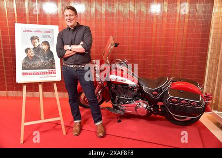 PHOTOCALL LE BIKERIDERS REGISSEUR JEFF NICHOLS ANKUNFT ZUM TAPIS ROUGE PHOTOCALL ANLÄSSLICH DES PROJECTIONS SPÉCIALES VON THE BIKERIDERS IM KINO Delphi à Berlin AM 06.06.2024 *** photocall LE directeur de BIKERIDERS JEFF NICHOLS arrive à la PHOTOCALL TAPIS ROUGE sur le occasion de la PROJECTION SPÉCIALE DES BIKERIDERS au cinéma Delphi à Berlin le 06 06 06 2024 Photopress Mueller Banque D'Images
