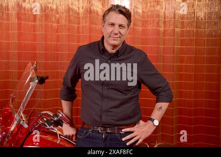 PHOTOCALL LE BIKERIDERS REGISSEUR JEFF NICHOLS ANKUNFT ZUM TAPIS ROUGE PHOTOCALL ANLÄSSLICH DES PROJECTIONS SPÉCIALES VON THE BIKERIDERS IM KINO Delphi à Berlin AM 06.06.2024 *** photocall LE directeur de BIKERIDERS JEFF NICHOLS arrive à la PHOTOCALL TAPIS ROUGE sur le occasion de la PROJECTION SPÉCIALE DES BIKERIDERS au cinéma Delphi à Berlin le 06 06 06 2024 Photopress Mueller Banque D'Images