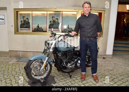 PHOTOCALL LE BIKERIDERS REGISSEUR JEFF NICHOLS ANKUNFT ZUM TAPIS ROUGE PHOTOCALL ANLÄSSLICH DES PROJECTIONS SPÉCIALES VON THE BIKERIDERS IM KINO Delphi à Berlin AM 06.06.2024 *** photocall LE directeur de BIKERIDERS JEFF NICHOLS arrive à la PHOTOCALL TAPIS ROUGE sur le occasion de la PROJECTION SPÉCIALE DES BIKERIDERS au cinéma Delphi à Berlin le 06 06 06 2024 Photopress Mueller Banque D'Images