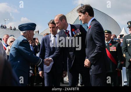 Normandie, France. 06 juin 2024. Le premier ministre français Gabriel Attal, le premier ministre canadien Justin Trudeau et le prince William, prince de Galles, assistent à la cérémonie du gouvernement du Canada pour souligner le 80e anniversaire du jour J, à Juno Beach, à Courseulles-sur-mer, en France, le 6 juin, 2024. photo du Cabinet du premier ministre français/UPI. Crédit : UPI/Alamy Live News Banque D'Images