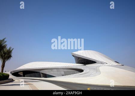 Courbes sculpturales avec palmier. Siège social de BEEAH, Sharjah, Émirats arabes Unis. Architecte : Zaha Hadid Architects, 2022. Banque D'Images