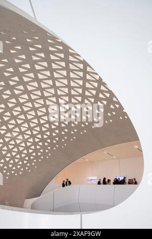 Un groupe de personnes encadrées par l'une des nombreuses courbes fluides présentes dans le bâtiment. Siège social de BEEAH, Sharjah, Émirats arabes Unis. Architecte : Zaha H. Banque D'Images