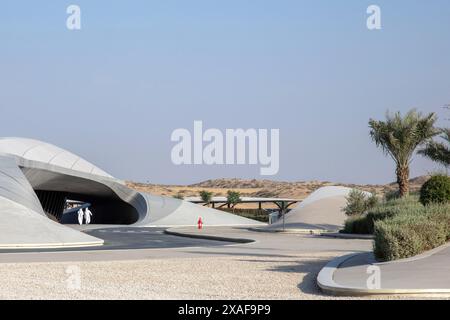 Une vue plus longue vers l'arrière du bâtiment. Siège social de BEEAH, Sharjah, Émirats arabes Unis. Architecte : Zaha Hadid Architects, 2022. Banque D'Images