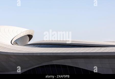 Courbure du béton et des carreaux au soleil. Siège social de BEEAH, Sharjah, Émirats arabes Unis. Architecte : Zaha Hadid Architects, 2022. Banque D'Images