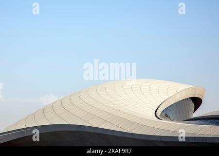 Courbure du béton et des carreaux au soleil. Siège social de BEEAH, Sharjah, Émirats arabes Unis. Architecte : Zaha Hadid Architects, 2022. Banque D'Images