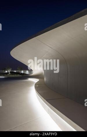 Un banc sculptural formé de béton avec éclairage intégré. Siège social de BEEAH, Sharjah, Émirats arabes Unis. Architecte : Zaha Hadid Architects, Banque D'Images