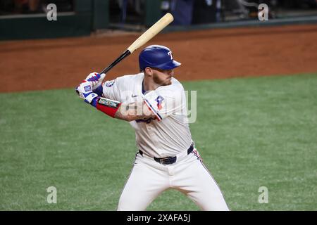 Arlington, Texas, États-Unis. 05 juin 2024. Jonah Heim (28 ans), receveur des Texas Rangers, attend le terrain lors d'un match entre les Tigers de Detroit et les Texas Rangers au Globe Life Field à Arlington, Texas. Freddie Beckwith/CSM/Alamy Live News Banque D'Images