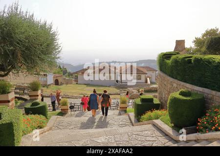 22 septembre 2023 - Kruja en Albanie : ruines de la mosquée Fatih Sultan Mehmet sur le terrain du château de Kruja Banque D'Images