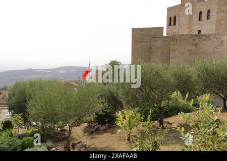 22 septembre 2023 - Kruja en Albanie : ruines de la mosquée Fatih Sultan Mehmet sur le terrain du château de Kruja Banque D'Images