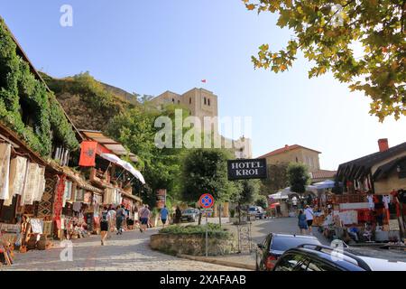 22 septembre 2023 - Kruja en Albanie : les gens marchent dans une rue piétonne au centre du village Banque D'Images