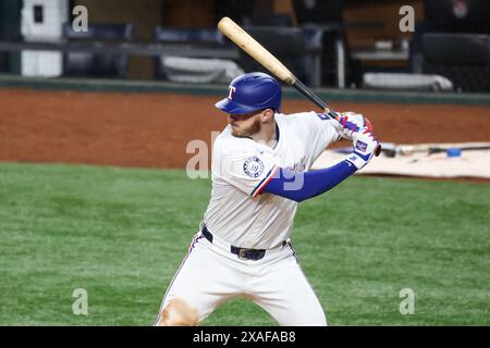 Arlington, Texas, États-Unis. 05 juin 2024. Jonah Heim (28 ans), receveur des Texas Rangers, attend le terrain lors d'un match entre les Tigers de Detroit et les Texas Rangers au Globe Life Field à Arlington, Texas. Freddie Beckwith/CSM/Alamy Live News Banque D'Images