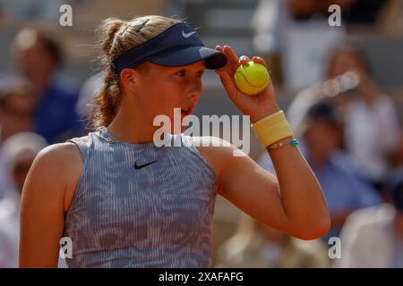 Paris, Paris, France. 6 juin 2024. 6 juin 2024, Paris, Paris, France : Mirra ANDREEVA (''"-) en action lors du Grand Chelem de Roland Garros 2024, jour 12, match entre Jasmine PASOLINI (ITA) et Mirra ANDREEVA (''"-) au stade Roland Garros - sur june 6 2024.Paris - France (crédit image: © Loic Baratoux/ZUMA Press Wire) USAGE ÉDITORIAL EXCLUSIF ! Non destiné à UN USAGE commercial ! Banque D'Images