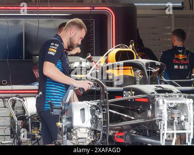 Montréal, Canada. 6 juin 2024. Les mécaniciens d'Oracle Red Bull travaillent sur la voiture de Max Verstappen en préparation pour les essais du Grand Prix du Canada de formule 1 o Friday Credit ; Richard Prudhomme/Alamy Live News Banque D'Images