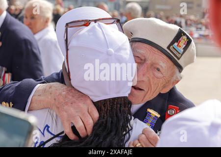 Arromanches-les bain. Alec Penstone, vétéran du jour J, rencontre des foules affectueuses. Un service poignant pour commémorer le 80e anniversaire du débarquement du jour J a lieu sur la ville côtière d'Arromanches. Un groupe de vétérans de la seconde Guerre mondiale, les derniers, sont présents pour rendre hommage à la mémoire des soldats qui n’ont pas survécu aux premiers mois de la campagne alliée, du débarquement du jour J et de la bataille de Normandie. Crédit : Casper Farrell/Alamy News Banque D'Images