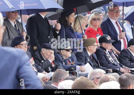 Arromanches-les bain Un service poignant pour commémorer le 80e anniversaire du débarquement du jour J a lieu sur la ville côtière d'Arromanches. Un groupe de vétérans de la seconde Guerre mondiale, les derniers, sont présents pour rendre hommage à la mémoire des soldats qui n’ont pas survécu aux premiers mois de la campagne alliée, du débarquement du jour J et de la bataille de Normandie. Crédit : Casper Farrell/Alamy News Banque D'Images