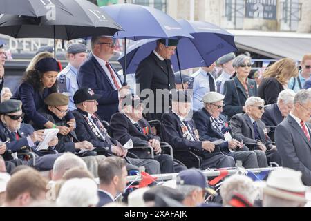 Arromanches-les bain Un service poignant pour commémorer le 80e anniversaire du débarquement du jour J a lieu sur la ville côtière d'Arromanches. Un groupe de vétérans de la seconde Guerre mondiale, les derniers, sont présents pour rendre hommage à la mémoire des soldats qui n’ont pas survécu aux premiers mois de la campagne alliée, du débarquement du jour J et de la bataille de Normandie. Crédit : Casper Farrell/Alamy News Banque D'Images