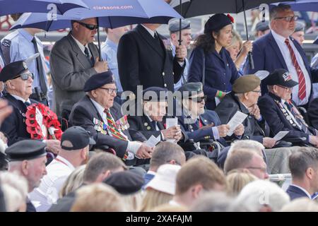 Arromanches-les bain Un service poignant pour commémorer le 80e anniversaire du débarquement du jour J a lieu sur la ville côtière d'Arromanches. Un groupe de vétérans de la seconde Guerre mondiale, les derniers, sont présents pour rendre hommage à la mémoire des soldats qui n’ont pas survécu aux premiers mois de la campagne alliée, du débarquement du jour J et de la bataille de Normandie. Crédit : Casper Farrell/Alamy News Banque D'Images