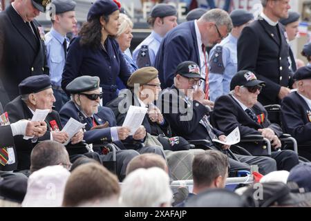 Arromanches-les bain Un service poignant pour commémorer le 80e anniversaire du débarquement du jour J a lieu sur la ville côtière d'Arromanches. Un groupe de vétérans de la seconde Guerre mondiale, les derniers, sont présents pour rendre hommage à la mémoire des soldats qui n’ont pas survécu aux premiers mois de la campagne alliée, du débarquement du jour J et de la bataille de Normandie. Crédit : Casper Farrell/Alamy News Banque D'Images