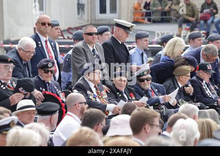 Arromanches-les bain Un service poignant pour commémorer le 80e anniversaire du débarquement du jour J a lieu sur la ville côtière d'Arromanches. Un groupe de vétérans de la seconde Guerre mondiale, les derniers, sont présents pour rendre hommage à la mémoire des soldats qui n’ont pas survécu aux premiers mois de la campagne alliée, du débarquement du jour J et de la bataille de Normandie. Crédit : Casper Farrell/Alamy News Banque D'Images