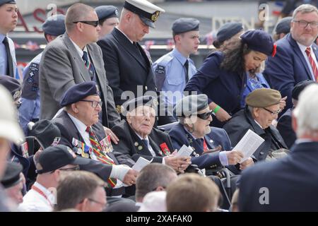 Arromanches-les bain Un service poignant pour commémorer le 80e anniversaire du débarquement du jour J a lieu sur la ville côtière d'Arromanches. Un groupe de vétérans de la seconde Guerre mondiale, les derniers, sont présents pour rendre hommage à la mémoire des soldats qui n’ont pas survécu aux premiers mois de la campagne alliée, du débarquement du jour J et de la bataille de Normandie. Crédit : Casper Farrell/Alamy News Banque D'Images