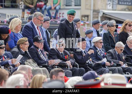 Arromanches-les bain Un service poignant pour commémorer le 80e anniversaire du débarquement du jour J a lieu sur la ville côtière d'Arromanches. Un groupe de vétérans de la seconde Guerre mondiale, les derniers, sont présents pour rendre hommage à la mémoire des soldats qui n’ont pas survécu aux premiers mois de la campagne alliée, du débarquement du jour J et de la bataille de Normandie. Crédit : Casper Farrell/Alamy News Banque D'Images