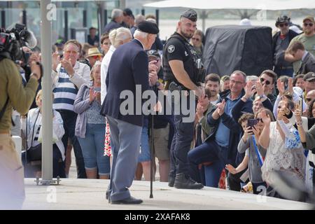 Arromanches-les bain Un service poignant pour commémorer le 80e anniversaire du débarquement du jour J a lieu sur la ville côtière d'Arromanches. Un groupe de vétérans de la seconde Guerre mondiale, les derniers, sont présents pour rendre hommage à la mémoire des soldats qui n’ont pas survécu aux premiers mois de la campagne alliée, du débarquement du jour J et de la bataille de Normandie. Crédit : Casper Farrell/Alamy News Banque D'Images