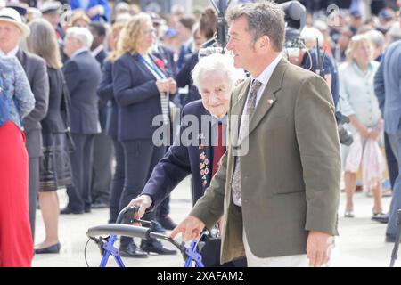 Arromanches-les bain Un service poignant pour commémorer le 80e anniversaire du débarquement du jour J a lieu sur la ville côtière d'Arromanches. Un groupe de vétérans de la seconde Guerre mondiale, les derniers, sont présents pour rendre hommage à la mémoire des soldats qui n’ont pas survécu aux premiers mois de la campagne alliée, du débarquement du jour J et de la bataille de Normandie. Crédit : Casper Farrell/Alamy News Banque D'Images