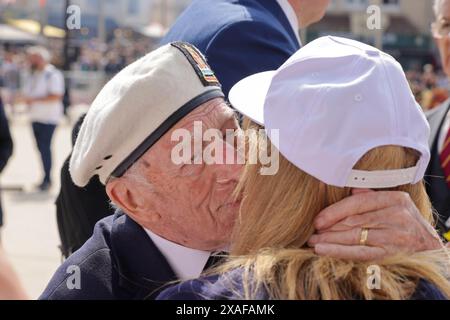 Arromanches-les bain. Alec Penstone, vétéran du jour J, rencontre des foules affectueuses. Un service poignant pour commémorer le 80e anniversaire du débarquement du jour J a lieu sur la ville côtière d'Arromanches. Un groupe de vétérans de la seconde Guerre mondiale, les derniers, sont présents pour rendre hommage à la mémoire des soldats qui n’ont pas survécu aux premiers mois de la campagne alliée, du débarquement du jour J et de la bataille de Normandie. Crédit : Casper Farrell/Alamy News Banque D'Images