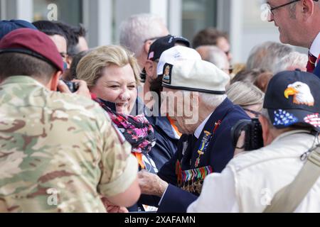 Arromanches-les bain. Alec Penstone, vétéran du jour J, rencontre des foules affectueuses. Un service poignant pour commémorer le 80e anniversaire du débarquement du jour J a lieu sur la ville côtière d'Arromanches. Un groupe de vétérans de la seconde Guerre mondiale, les derniers, sont présents pour rendre hommage à la mémoire des soldats qui n’ont pas survécu aux premiers mois de la campagne alliée, du débarquement du jour J et de la bataille de Normandie. Crédit : Casper Farrell/Alamy News Banque D'Images