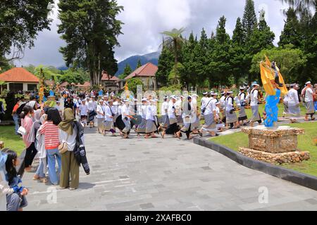 Bali en Indonésie - 02 février 2024 : le peuple balinais organise une cérémonie religieuse dans le quartier d'Ulun Danu Beratan BratanTemple Banque D'Images