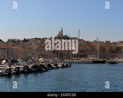 MARSEILLE, FRANCE - 19 MAI 2024 : vue sur le Vieux-Port avec la basilique notre-Dame de la Garde en arrière-plan Banque D'Images