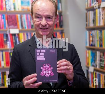 Brentwood Essex 6 juin 2024 Peter Bradshaw, écrivain et critique de cinéma de The Guardian ; lors d'une lecture et signature de livre de sa nouvelle collection de nouvelles 'The Body in the mobile library and Other Stories' à Waterstones Brentwood Essex UK. Crédit : Ian Davidson/Alamy Live News Banque D'Images