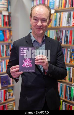 Brentwood Essex 6 juin 2024 Peter Bradshaw, écrivain et critique de cinéma de The Guardian ; lors d'une lecture et signature de livre de sa nouvelle collection de nouvelles 'The Body in the mobile library and Other Stories' à Waterstones Brentwood Essex UK. Crédit : Ian Davidson/Alamy Live News Banque D'Images