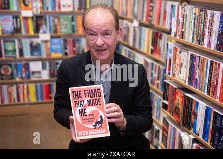 Brentwood Essex 6 juin 2024 Peter Bradshaw, écrivain et critique de cinéma de The Guardian ; lors d'une lecture et signature de livre de sa nouvelle collection de nouvelles 'The Body in the mobile library and Other Stories' à Waterstones Brentwood Essex UK. Crédit : Ian Davidson/Alamy Live News Banque D'Images