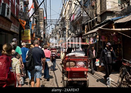 Delhi, Inde : scène de rue dans le vieux centre-ville de Delhi. Câbles électriques posés chaotiquement et foules de gens et de la circulation Banque D'Images